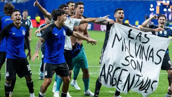 Jugadores de la Selección Argentina despliegan una bandera con la frase "Las Malvinas son argentinas" tras vencer a Inglaterra en Atlanta, 15 de julio de 2026.