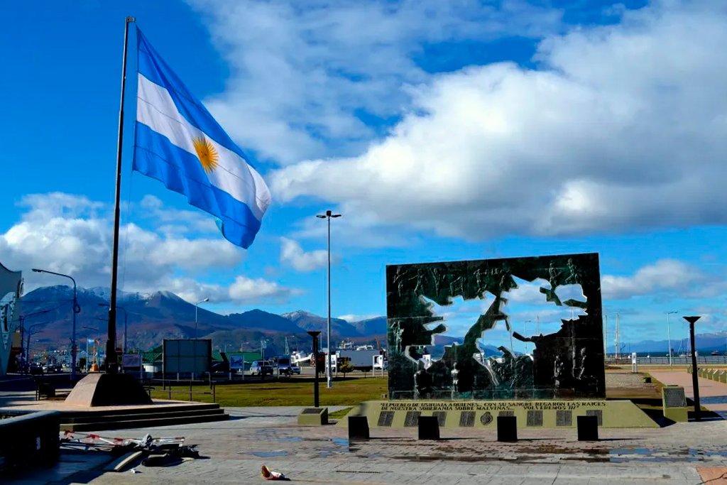 Monumento a los caídos en Malvinas — Ushuaia
